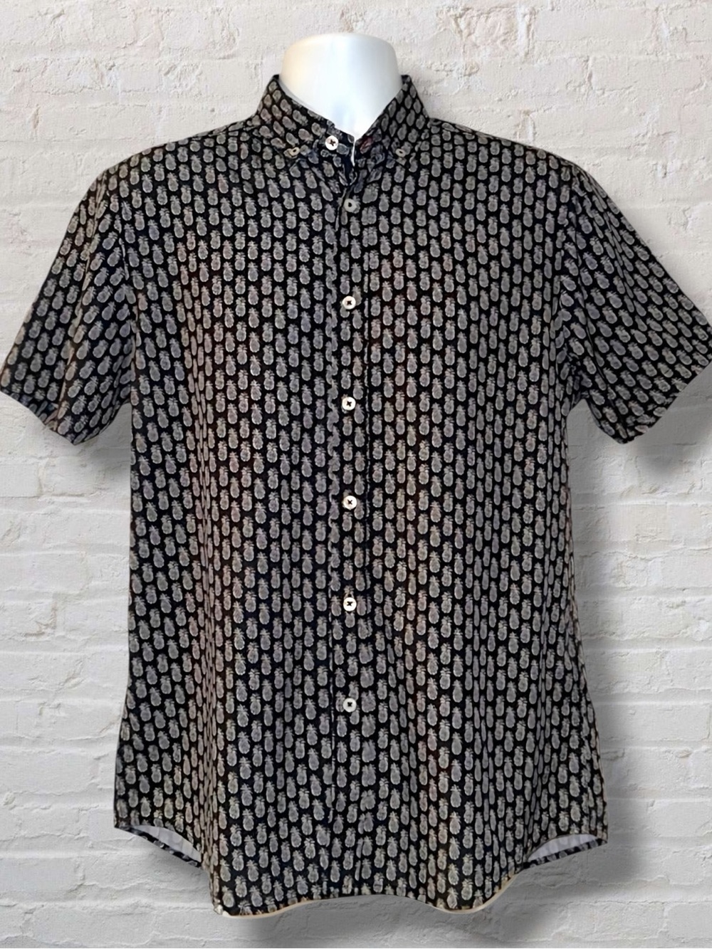 International Report Pineapple Print - Men’s Med 4-Way Stretch Navy Button Down